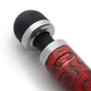 Doxy Netzgebundener Massagestab - Die Cast 3 (28cm, Ø 4,5cm) Roses Doxy Netzgebundener Massagestab - Die Cast 3 (28cm, Ø 4,5cm) Roses – Bild 4