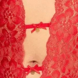 Kissable Verführerischer Spitzen-Straps-Body in Rot mit Goldakzenten, Größe S/M Kissable Verführerischer Spitzen-Straps-Body in Rot mit Goldakzenten, Größe S/M – Bild 5