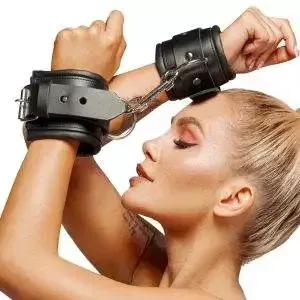 ZADO Leder-Handfesseln mit Schlössern - Schwarz ZADO Leder-Handfesseln mit Schlössern - Schwarz – Bild 4