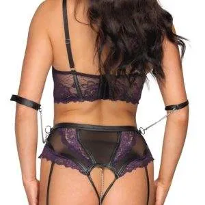 Cottelli BONDAGE Burlesque-Set: Longline-Hebe, Straps-Slip ouvert & Handfesseln Schwarz/Lila Größe 75B/S Cottelli BONDAGE Burlesque-Set: Longline-Hebe, Straps-Slip ouvert & Handfesseln Schwarz/Lila Größe 75B/S – Bild 6