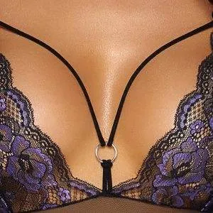 Cottelli LINGERIE Body Spitze - Verführerischer Body ouvert mit Blütenspitze Schwarz/Lila S Cottelli LINGERIE Body Spitze - Verführerischer Body ouvert mit Blütenspitze Schwarz/Lila S – Bild 7