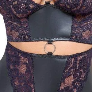 Cottelli LINGERIE Strapshemd und String ouvert Set - Schwarzes Mattlook mit lila Spitzen-Einsätzen Cottelli LINGERIE Strapshemd und String Ouvert Set in Schwarz-Lila – Det