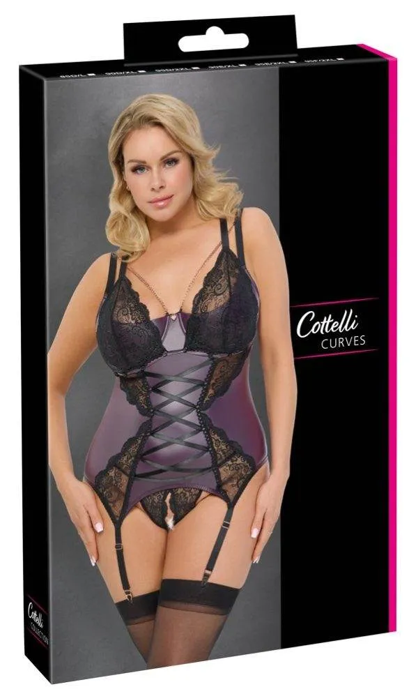 Cottelli CURVES Strapshemd und String ouvert Set - Dunkles Lila & Schwarze Spitze – Verpackung Cottelli CURVES Strapshemd und String ouvert Set - Dunkles Lila & Schwarze Spitze – Verpackung