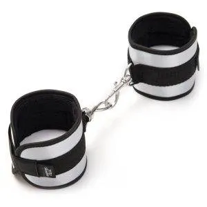 Bondage Fesseln Set - Marke - One Size - Schwarz-Silber - Erotische Handfesseln mit Klettverschluss Bondage Fesseln Set - Marke - One Size - Schwarz-Silber - Erotische Handfesseln mit Klettverschluss – B