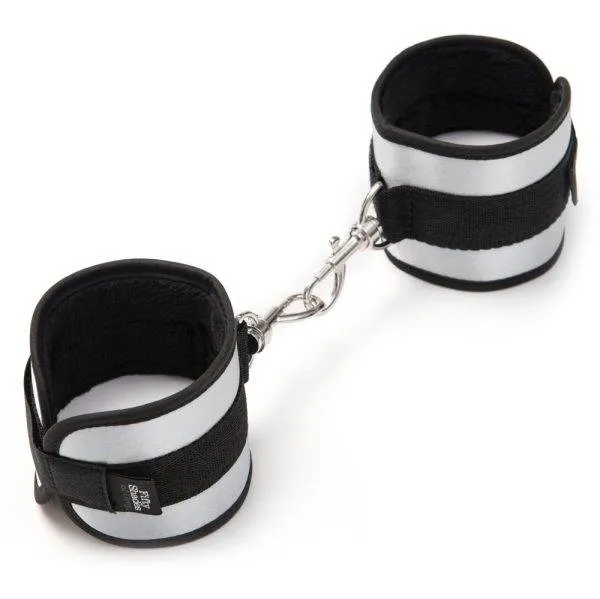 Bondage Fesseln Set - Marke - One Size - Schwarz-Silber - Erotische Handfesseln mit Klettverschluss Bondage Fesseln Set - Marke - One Size - Schwarz-Silber - Erotische Handfesseln mit Klettverschluss – B
