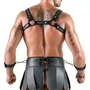 Svenjoyment Bondage Schwarzer Gladiatoren-Look Set - Brustharness, Rock & Handfesseln Svenjoyment Bondage Schwarzer Gladiatoren-Look Set - Brustharness, Rock & Handfesseln – Rückseite