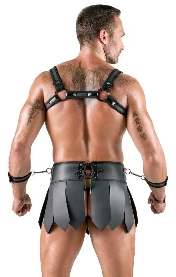 Svenjoyment Bondage Schwarzer Gladiatoren-Look Set - Brustharness, Rock & Handfesseln Svenjoyment Bondage Schwarzer Gladiatoren-Look Set - Brustharness, Rock & Handfesseln – Rückseite