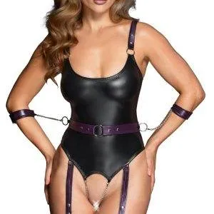 Cottelli BONDAGE Straps-Body ouvert mit Gürtel und Armfesseln in Schwarz/Lila Cottelli BONDAGE Straps-Body ouvert mit Soft-Armfesseln – A