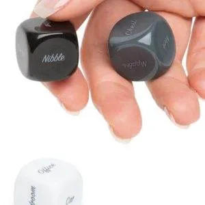 Fifty Shades of Grey Play Nice Kinky Würfel-Set, 3-teilig, Kink Dice für Paare, edle Optik, BDSM-Spielzeug, Vorspiel-Würfel, Erotik-Spaß Fifty Shades of Grey Play Nice Kinky Würfel-Set, 3-teilig, Kink Dice für Paare, edle Optik, BDSM-Spielzeug, Vorspiel-Würfel, Erotik-Spaß – Bild 3