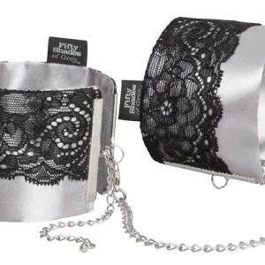 Fifty Shades of Grey Satin & Lace Handfessel Set (schwarz/silber) Fifty Shades of Grey Satin & Lace Handfessel Set (schwarz/silber) – Bild 2