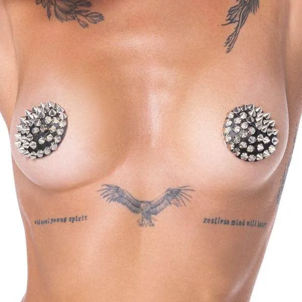 Cottelli ACCESSOIRES Schwarze Lederimitat Nipple Sticker mit Spike-Nieten - Runde Aufkleber Ø 7 cm Cottelli ACCESSOIRES Schwarze Lederimitat Nipple Sticker mit Spike-Nieten - Runde Aufkleber Ø 7 cm